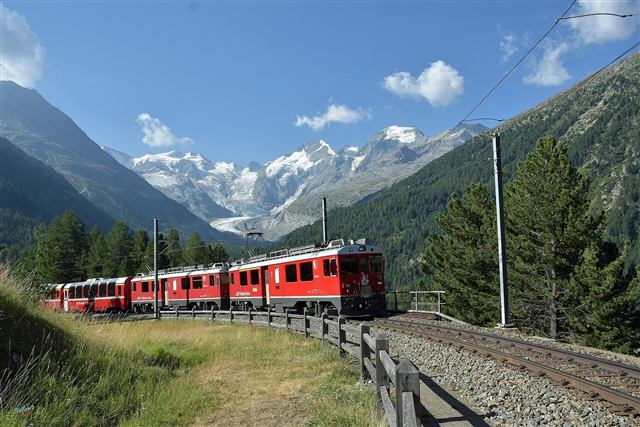 Foto: Montebello-Kurve, zwischen Morteratsch und Bernina Suot, Berninabahn