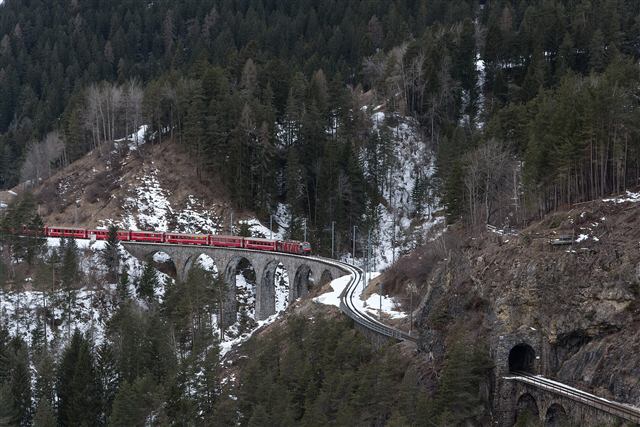 Foto: Schmittentobel-Viadukt, bei Schmitten, zwischen Tiefencastel und Filisur