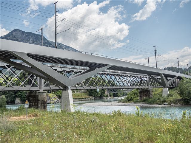 Foto: Hinterrheinbrücke Reichenau, Reichenau-Tamins, wo Vorder- und Hinterrhein zusammenfließen